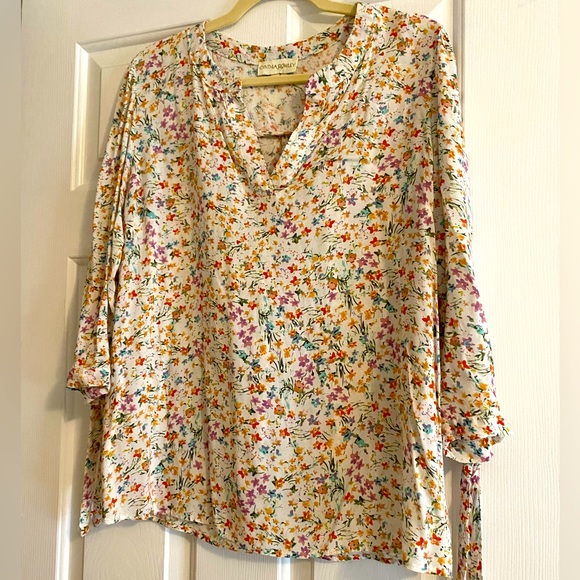 Cute Spring top ! - Picture 1 of 7